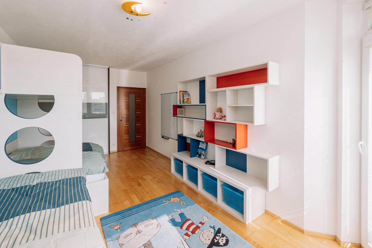 Apartment Family Bratislava Parking Slot Included! Buitenkant foto