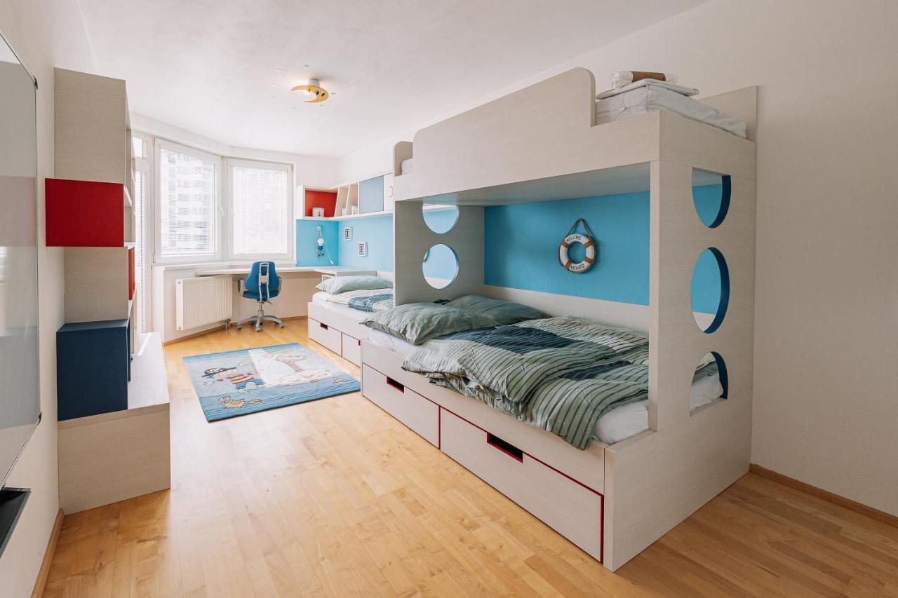 Apartment Family Bratislava Parking Slot Included! Buitenkant foto