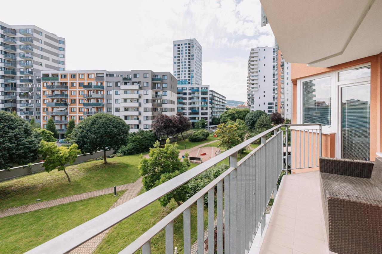 Apartment Family Bratislava Parking Slot Included! Buitenkant foto