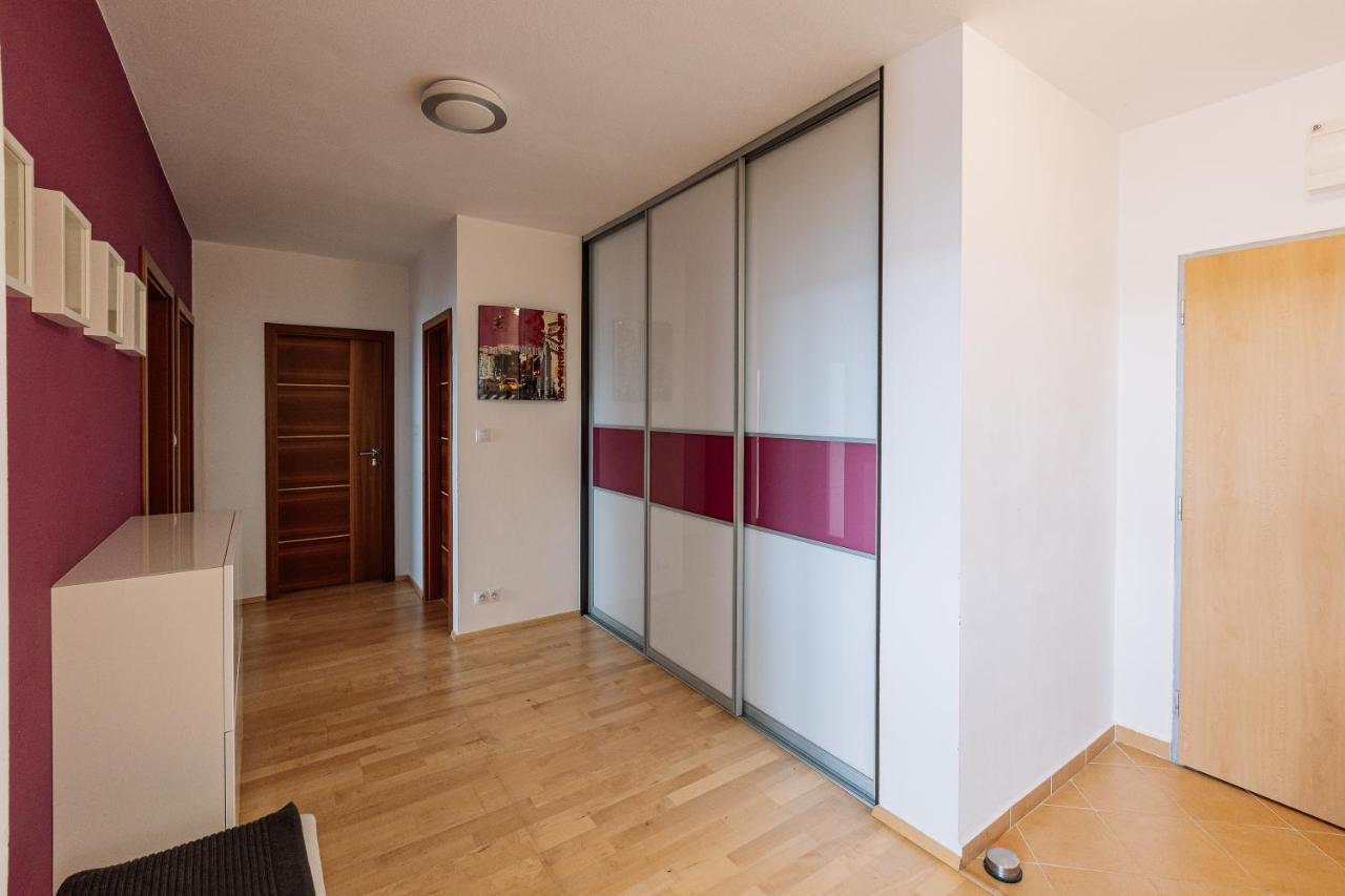 Apartment Family Bratislava Parking Slot Included! Buitenkant foto