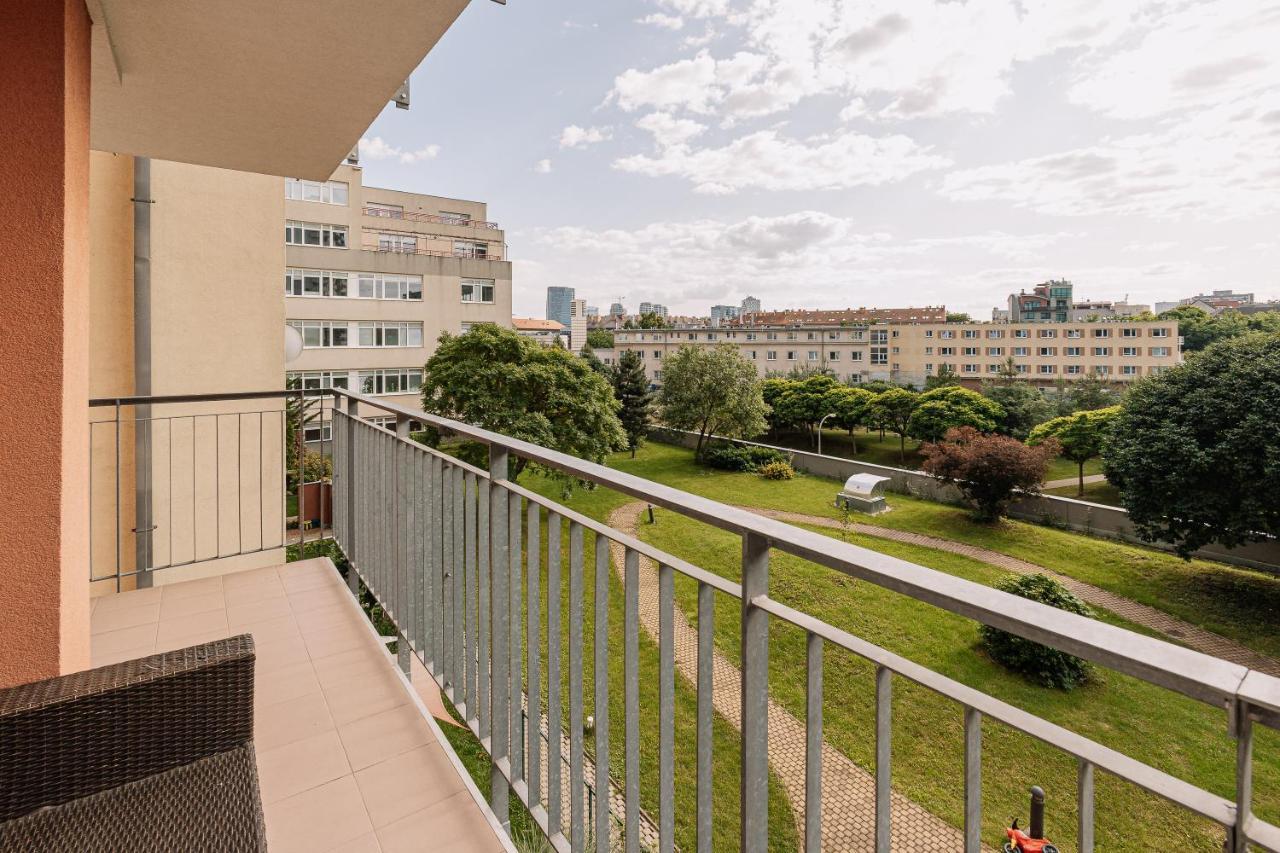 Apartment Family Bratislava Parking Slot Included! Buitenkant foto