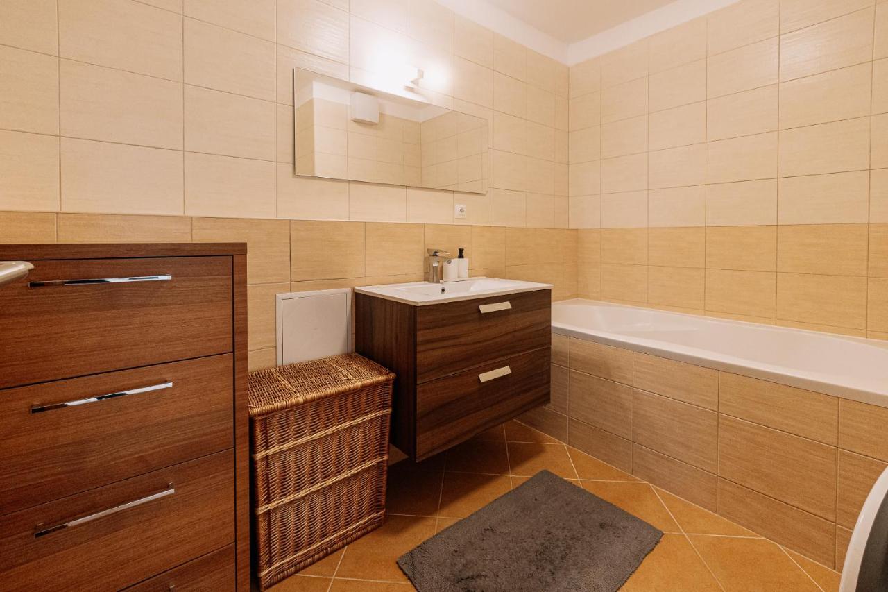 Apartment Family Bratislava Parking Slot Included! Buitenkant foto