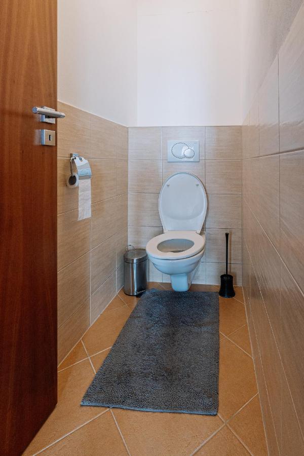 Apartment Family Bratislava Parking Slot Included! Buitenkant foto