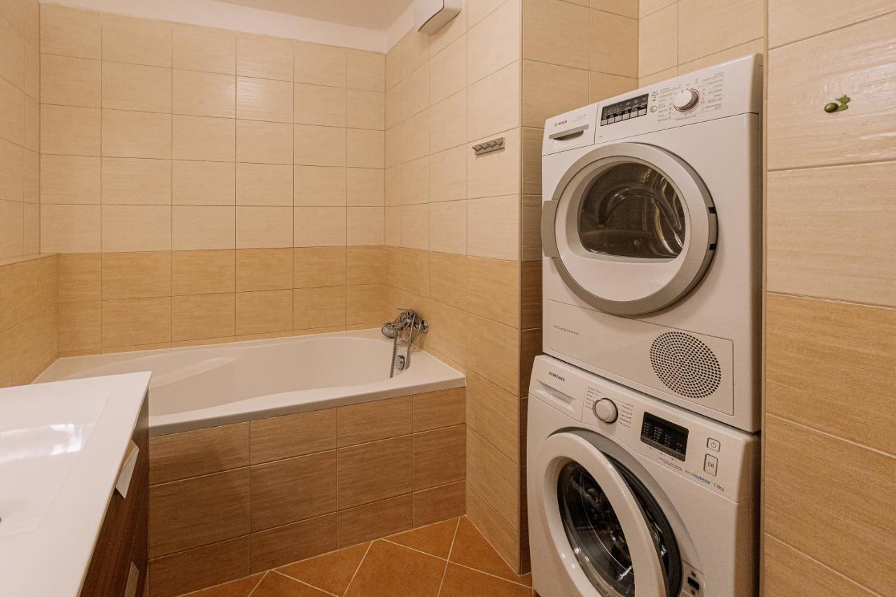 Apartment Family Bratislava Parking Slot Included! Buitenkant foto