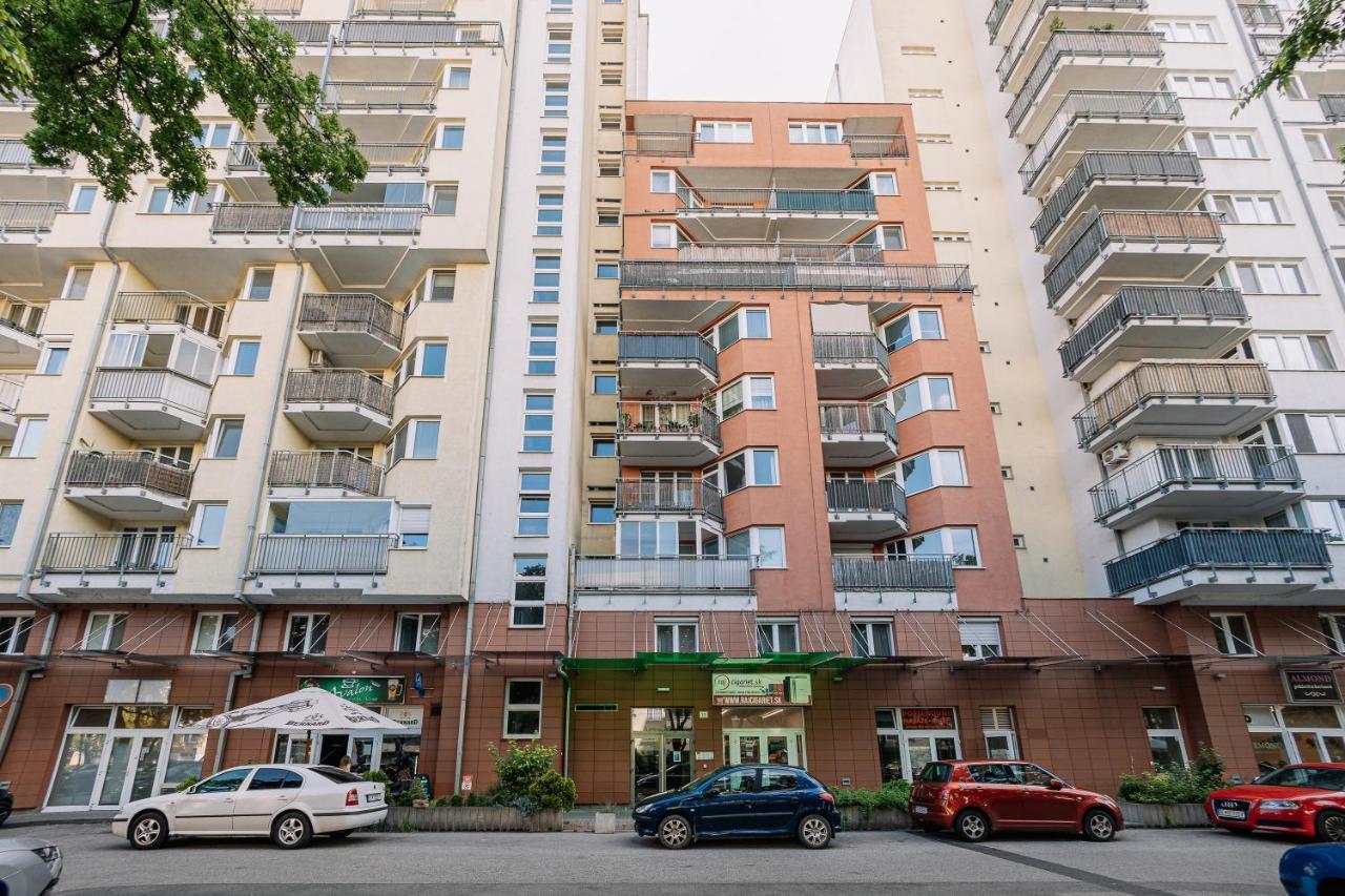 Apartment Family Bratislava Parking Slot Included! Buitenkant foto